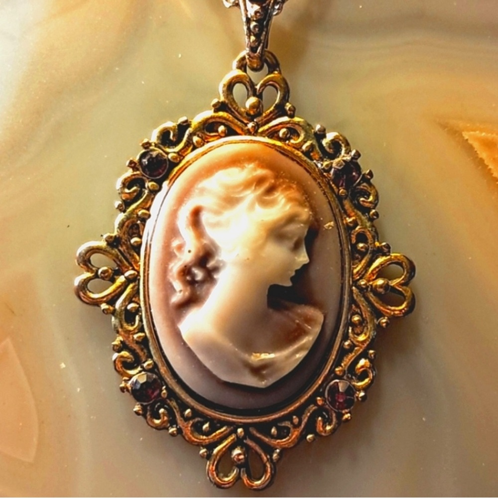 Beautiful cameo with a lavender hue